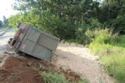 Carreta com cavaco de madeira tomba em vicinal na Vila So Manoel