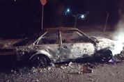 Carro  completamente incendiado durante a madrugada no Ayub