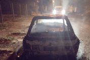 Carro  completamente incendiado durante a madrugada no Ayub