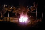 Carro  completamente incendiado durante a madrugada no Ayub