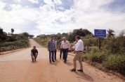 Prefeito Marquinho autoriza incio de asfaltamento de vicinal no Turvo dos Ferreiras