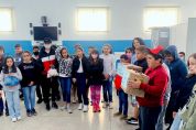 APROAPI recebe visita e doao de tampinhas de alunos da escolha Iha