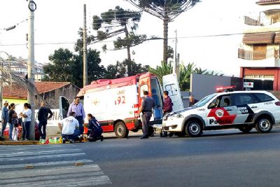 Pedreiro fica ferido em acidente entre carro e motocicleta na Miguel Petrere