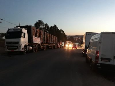 Durante a noite, caminhoneiros mantm bloqueio da SP-264 em Pilar do Sul