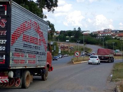 Caminhoneiros encerram protesto e liberam trfego de caminhes na SP-250