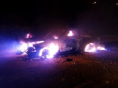 Carro  incendiado aps sofrer pane eltrica no Jardim Ip