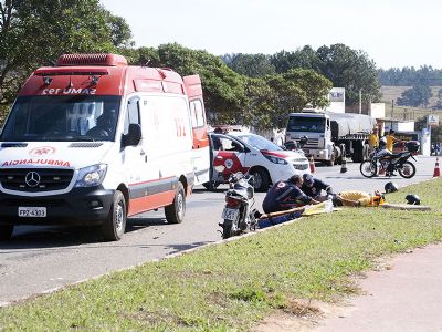 Trs feridos em acidente entre carro e motocicleta na Pe. Benedito Mariano