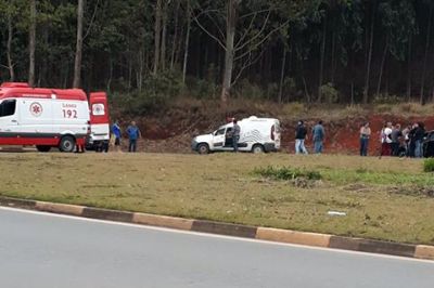Homem morre e outro fica ferido aps carro bater em barranco na SP-250