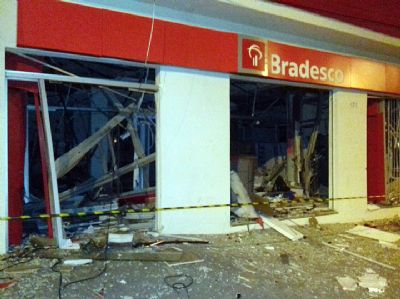 Bandidos explodem a nica agncia bancria de Tapira