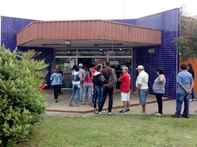 Com receio de febre amarela, populares se aglomeraram em filas nos postos de sade para vacinao