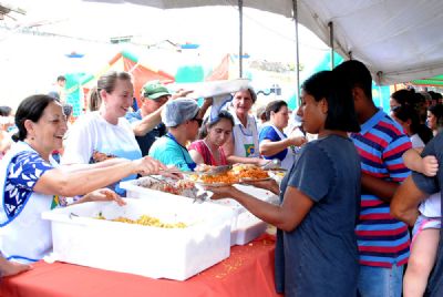 Almoo Solidrio de Natal tem distribuio de brinquedos e Papai Noel de helicptero