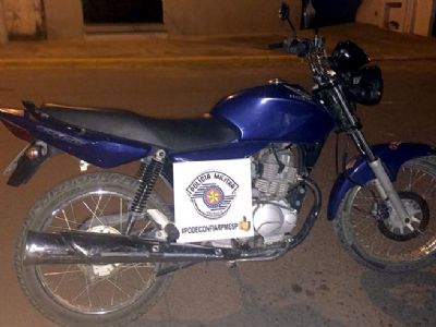 ​PM prende ladro, apreende droga e recupera motocicleta roubada