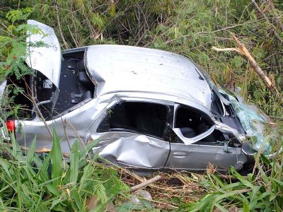 Casal idoso fica ferido em capotamento de veculo na SP-264