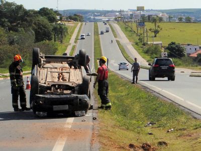 Casal sai ileso de capotamento de veculo na SP-264