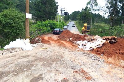 Obra interdita parcialmente estrada Pilar  Tapira, no bairro Quaresmal