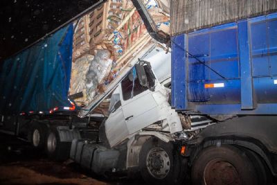 Carreta bitrem de Pilar do Sul, carregada de soja, se envolve em acidente na SP-225