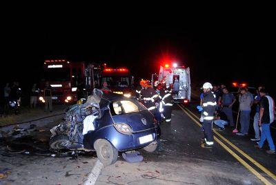 Mulher morre em colis�o frontal entre carro e caminh�o na SP-264