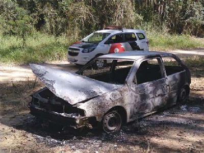 VW Gol que pode ter sido usado em tentativa de chacina  encontrado incendiado em mata