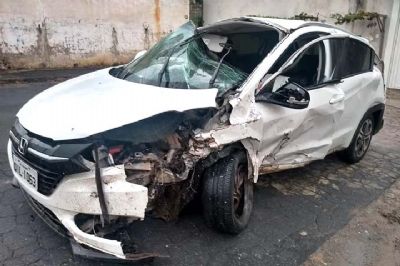 Seis feridos em coliso frontal entre veculos na SP-264