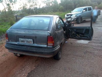 Dois feridos em coliso frontal de veculos na avenida Santos Dumont