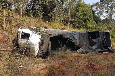 ​Motorista sai ileso de capotamento de caminho na SP-250