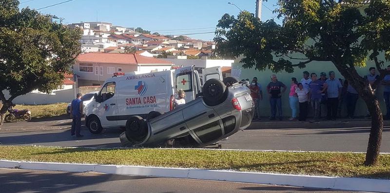 Motorista fica ferida ao capotar carro na Papa Joo XXIII