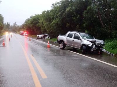 ​Pai e criana morrem, me e outro motorista ficam feridos em acidente na SP-264