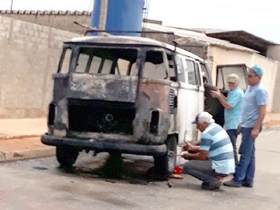 VW Kombi pega fogo no bairro Campo Grande