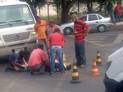 Motociclista fica ferido em coliso com camionete na D. Lucio