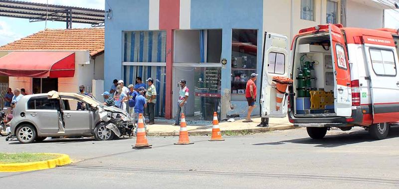 ​Mulher perde direo e colide contra seis veculos e um comrcio na Papa Joo XXIII