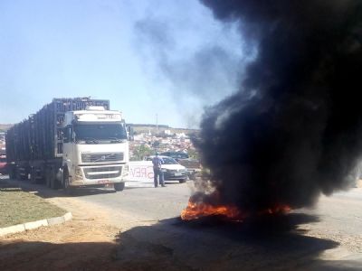 Caminhoneiros aderem  greve e interditam rodovia em Pilar do Sul