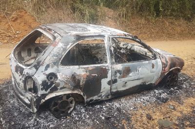 ​Veculo Corsa  abandonado incendiado no bairro Dois Portes