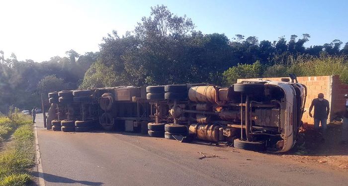 Carreta de cenoura tomba na estrada Pilar do Sul  Tapira