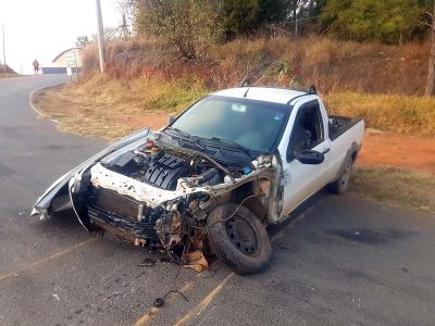 Caminho tomba aps se chocar com pick-up no trevo do Pombal