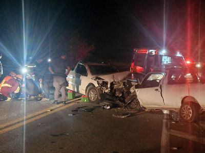 Colis�o frontal envolvendo tr�s ve�culos deixa cinco feridos na SP-264