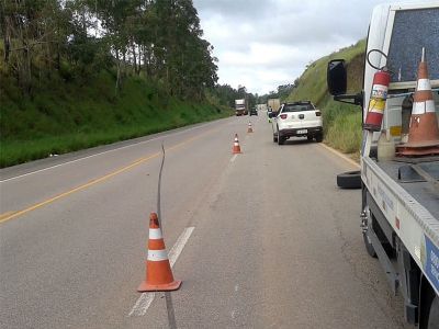 Roda de caminho se solta e atinge carro da Prefeitura em acidente na SP-264