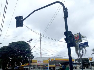 ​Veculo danifica semforo na Miguel Petrere, prximo ao Kaikan