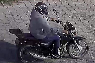 Cmeras de monitoramento flagram ladro de motocicleta em Sarapu