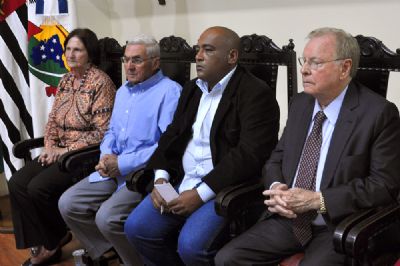 ​Cmara realiza sesso solene e homenageia personalidades com ttulos e medalhas