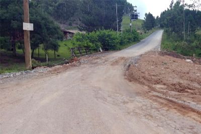 ​Obra  concluda e trfego de caminhes  liberado na estrada vicinal para Tapira