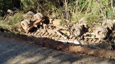 Caminho carregado de cenoura capota na SP-250