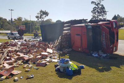 ​Caminh�o fica sem freio e tomba na rotat�ria do portal de Pilar do Sul