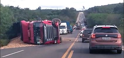 Motorista morre em grave acidente entre carro e caminho na SP-264