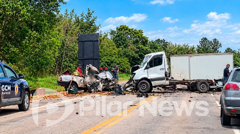 ​Acidente entre Fiat Strada e caminh�o deixa dois mortos e um ferido na SP-264