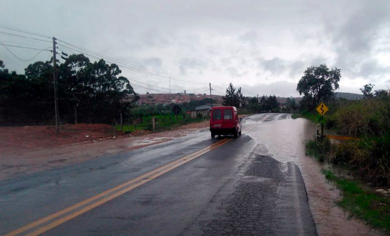 Perigo! gua da chuva se acumula em trecho da SPV-093