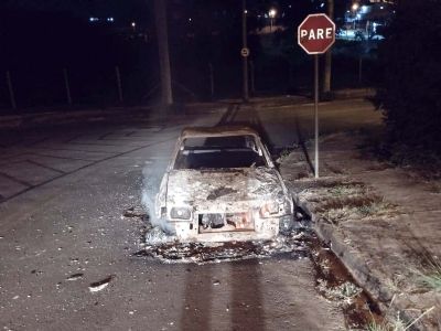 Carro  completamente incendiado durante a madrugada no Ayub