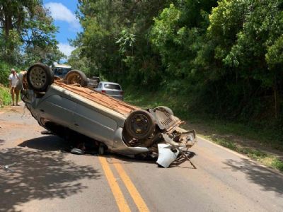 Professora fica ferida em capotamento de veculo na SPV-093