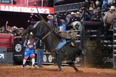 Cladson Rodolfo crava a maior nota e larga na frente na disputa internacional do Rodeio de Barretos
