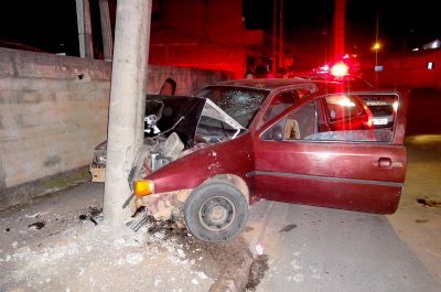 Pai e filha ficam feridos aps carro bater em poste na Santa Ceclia