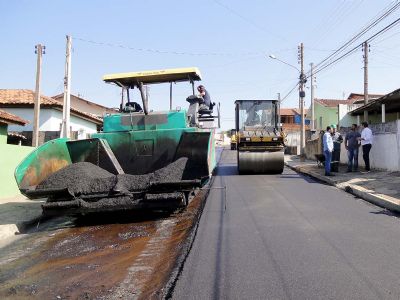 Prefeitura faz recapeamento de mais ruas do bairro Campo Grande